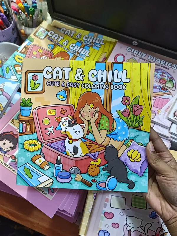 cmrb5suib05eg01k06lef313b_1000856264.webp Cat & chill colouring book - الصورة 1