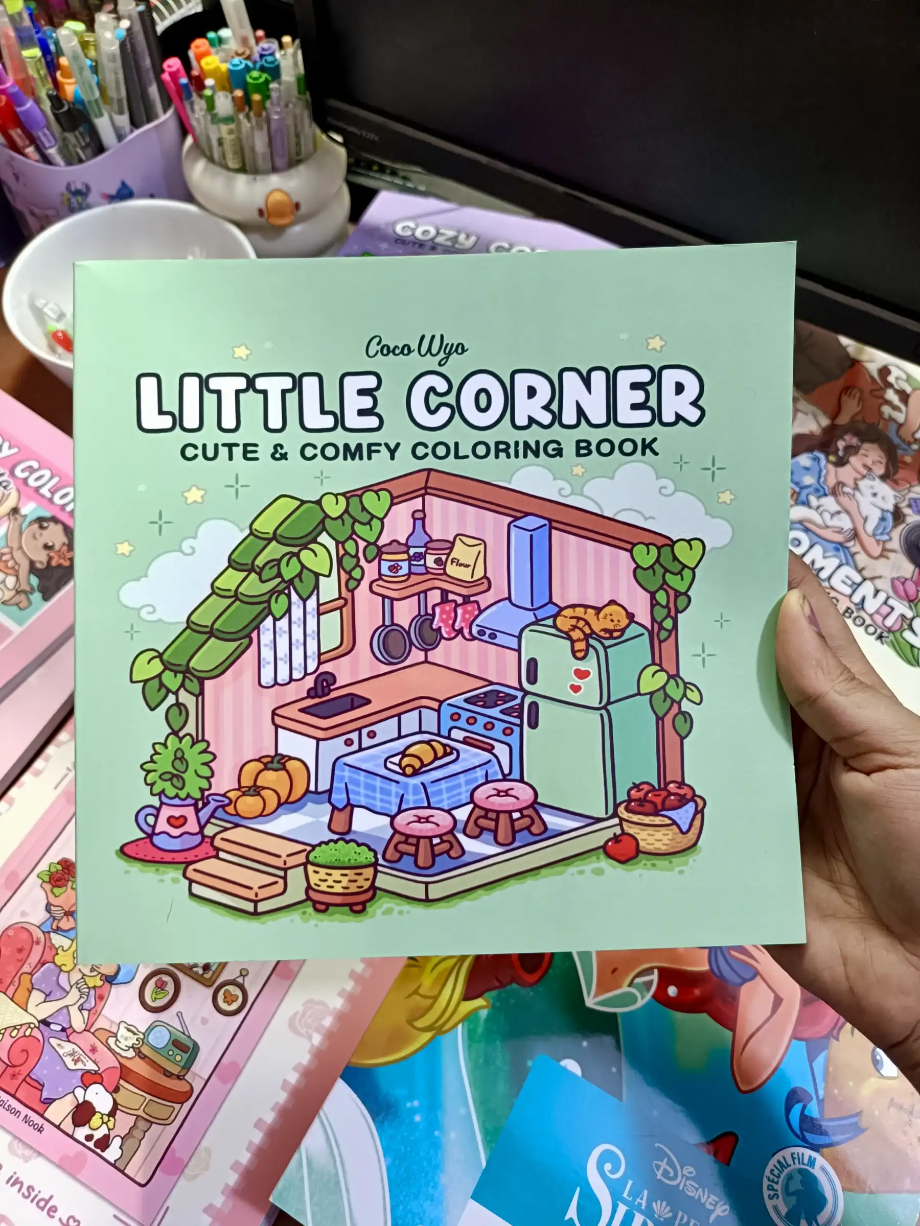 cmrb61f9r05go01k0ck99bour_1000856417.webp Little corner colouring book - الصورة 1
